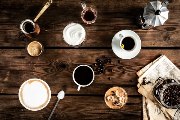 Verschiedene Kaffee-Spezialitäten als Topshot von oben auf die einzelnen Gläser