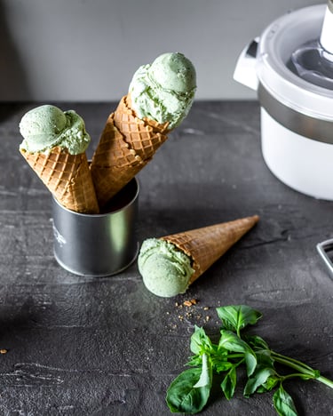 Eiswaffeln mit Joghurteis, daneben steht eine Eismaschine von Krups