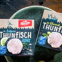 Verpackter Dosenthunfisch von Hawesta mit sichtbarem MSC-Gütesiegel für nachhaltigen Fischfang.