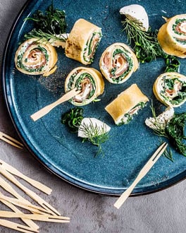 Pfannkuchenrolle mit Lachs und Spinat