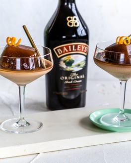 Martini-Gläser mit großem Kaffee-Eiswürfel und Baileys The Original Irish Cream.