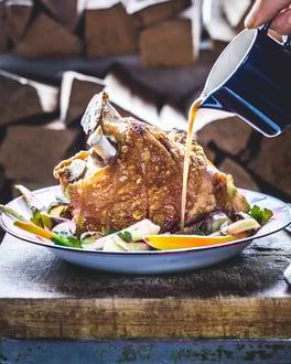 Schweinshaxe mit Wurzelgemüse