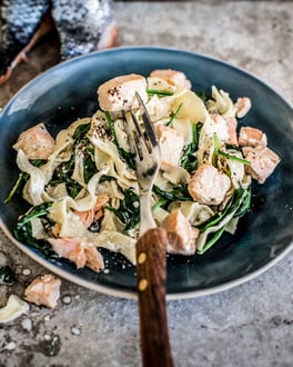 Bandnudeln Mit Zitronen Lachs Sauce Und Jungem Spinat