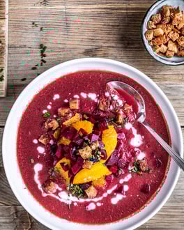 Rote Bete Suppe mit Lebkuchencroûtons