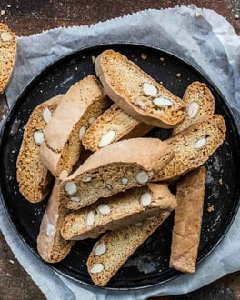 Cantuccini mit Mandeln auf Platte mit blauer Serviette