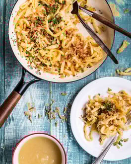 Käsespätzle mit Röstzwiebeln und Schnittlauch aus der Pfanne.