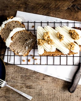 Banana Bread mit Frischkäse-Frosting und Kelloggs Crunchy Müsli
