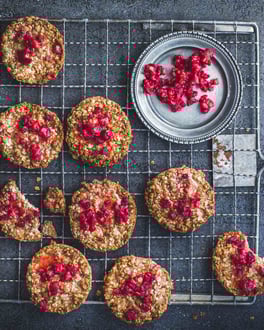 Zuckerfreie Oatmeal Cookies mit Himbeeren.