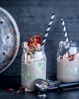 Bananenshake mit Baconcrunch, Erdnussbuttersahne und Pistazieneis