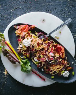 Spaghetti mit buntem Mangold, getrockneten Tomaten und Pinienkernen