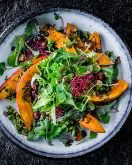 Babyleaf Salat mit Hokkaido und Kräutern