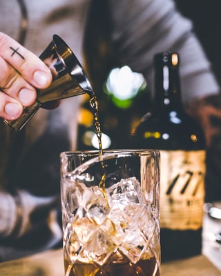 Whiskey für den Manhattan Cocktail in ein Rührglas geben.