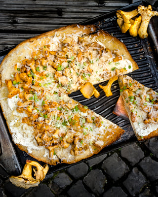 Fladenbrot-Pizza mit Pfifferlingen, Rahm und Frühlingszwiebeln