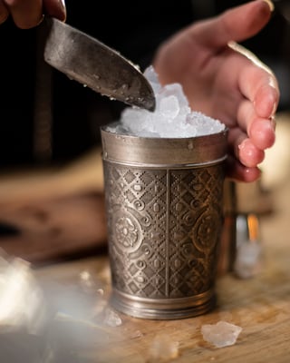Becher mit Crushed Ice füllen