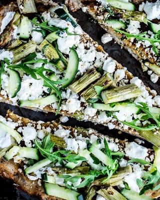 Fladenbrot-Pizza vom Grill mit grünem Spargel und Feta