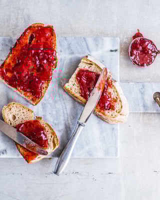 Frisch geschmiertes Brot mit Erdbeermarmelade