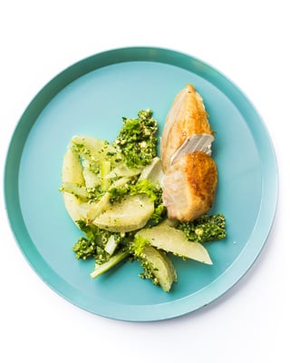 Pomelo-Fenchel-Salat mit Hähnchen und Pesto
