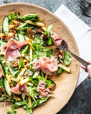 Salat mit Nektarinen und luftgetrocknetem Schinken