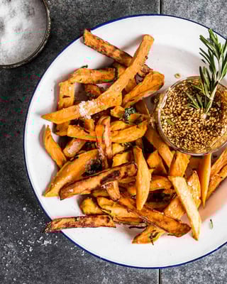 Süßkartoffel-Pommes mit Honig-Dip