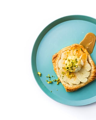 Pomelo-Tarte mit Karamell-Sauce und fruchtigem Eis