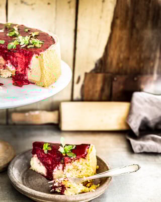 Käsekuchen mit Senf, Himbeere und Baslilikum