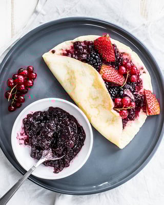 Frische Dinkelpfannkuchen mit Beeren und Marmelade.