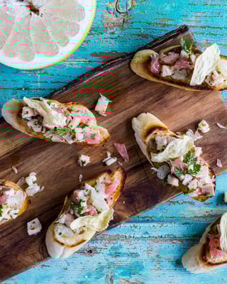 Raeucherforellen-Pomelo-Tatar mit Ingwerchips
