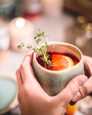 Früchtetee mit Orange, Thymian und Rum