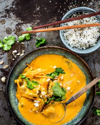 Hähnchen-Curry mit Cashewkernen und Reis.