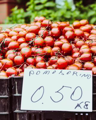 Tomaten auf Marktstand mit Preisschild