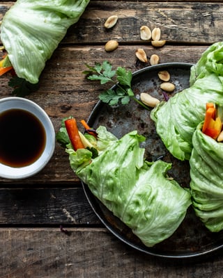 Salatwraps mit Rotkohl und Erdnüssen
