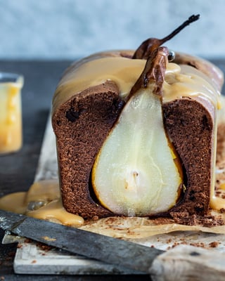Birnen-Schokokuchen mit Karamellsauce