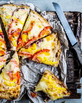 Fladenbrot-Pizza mit Frischkäse und Paprika