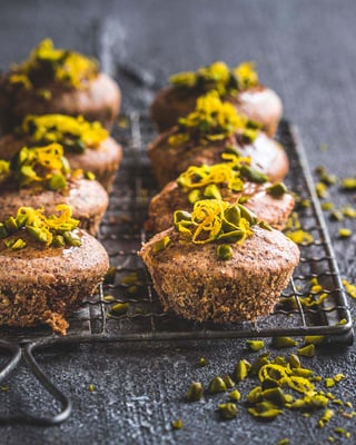 Zuckerfreie Zitronen-Mohn-Muffins mit Zitronenzesten und Pistazien.