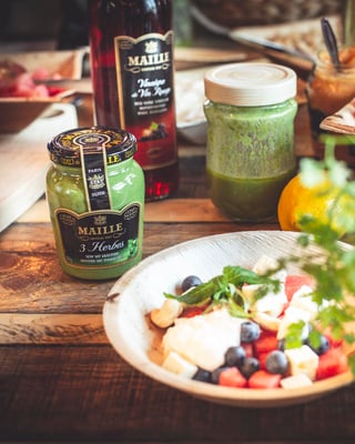 Maille Vinaigrette auf Salat mit Melone und Feta