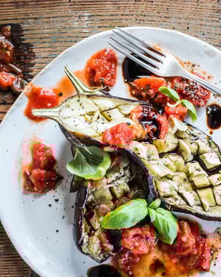 Gegrillte-Aubergine-mit-Tomatensugo