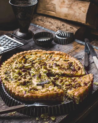 Klassische Quiche Lorraine mit Speck und Zwiebeln
