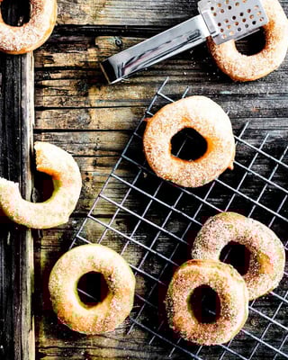 Donuts mit Zucker und Zimt garniert