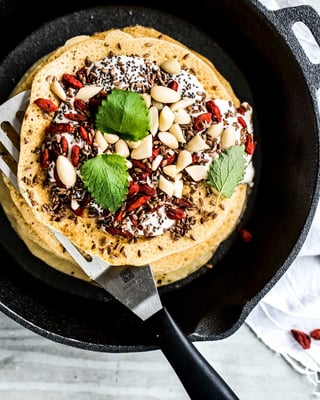 Glutenfreie und laktosefreie Pfannkuchen in der Pfanne