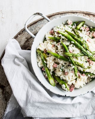 Risotto mit grünem Spargel, Schinken und Parmesan
