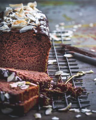 Zuckerfreier Schokokuchen mit weißen Schokoraspeln selber machen.