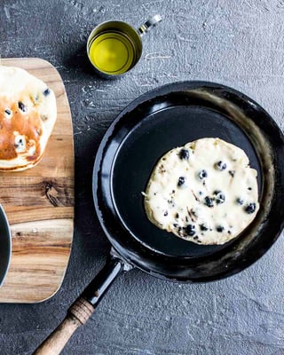 Pfannkuchen mit Heidelbeeren, Schoko-Chips und selbst angerührtem Honig-Joghurt