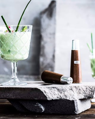 Cremiger Milchshake mit grünen Kräutern