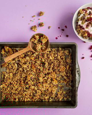 selbst gemachtes Granola mit gepopptem Quinoa