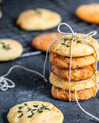 Parmesan-Cookies gestapelt mit Geschenkschleife