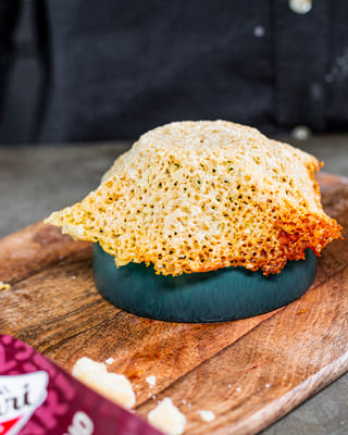 Geschmolzenen Parmesan über Schüssel stülpen