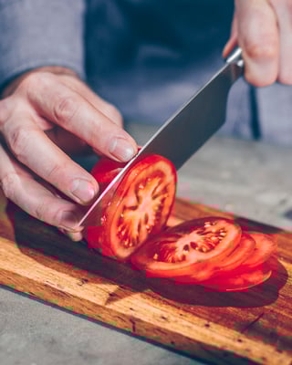 Eiweiß Stulle Mit Pute Und Hüttenkäse Tomate Schneiden