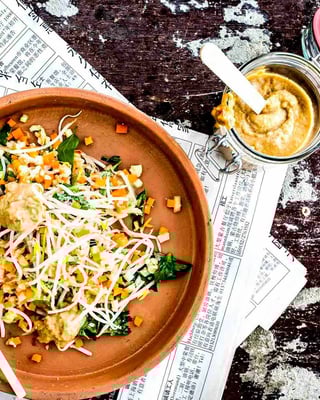 Sojasprossensalat mir Erdnussdressing