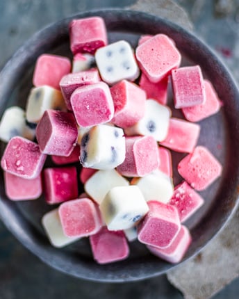 Zuckerfreie Joghurt-Bites mit Beeren.