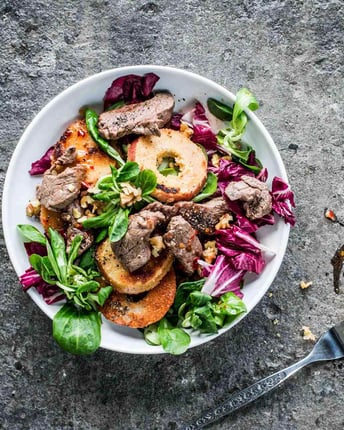 Feldsalat-mit-panierten-Birnenringen-und-Steakstreifen